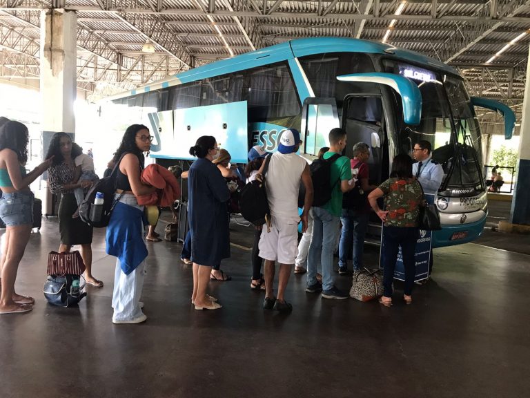 Passageiros aguardando a liberação para embarque no ônibus
