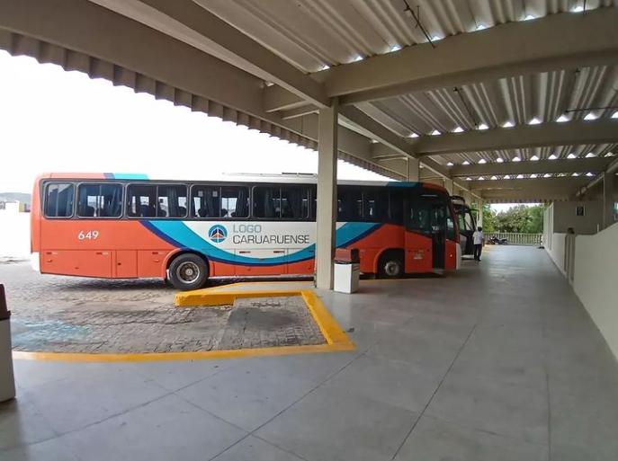 Ônibus da empresa Logo no Terminal de passageiros