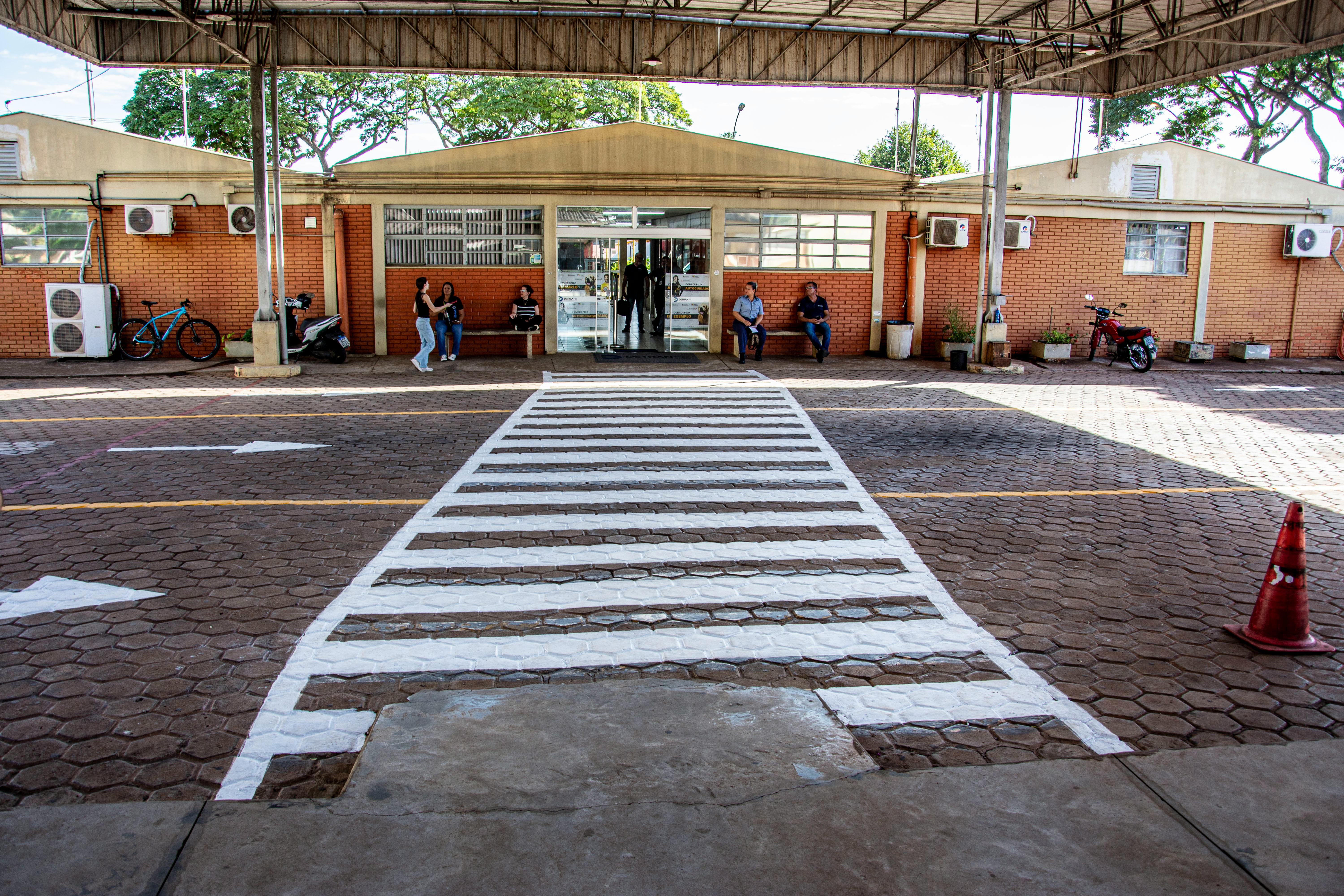Passageiros, no terminal, aguardando a chegada do ônibus