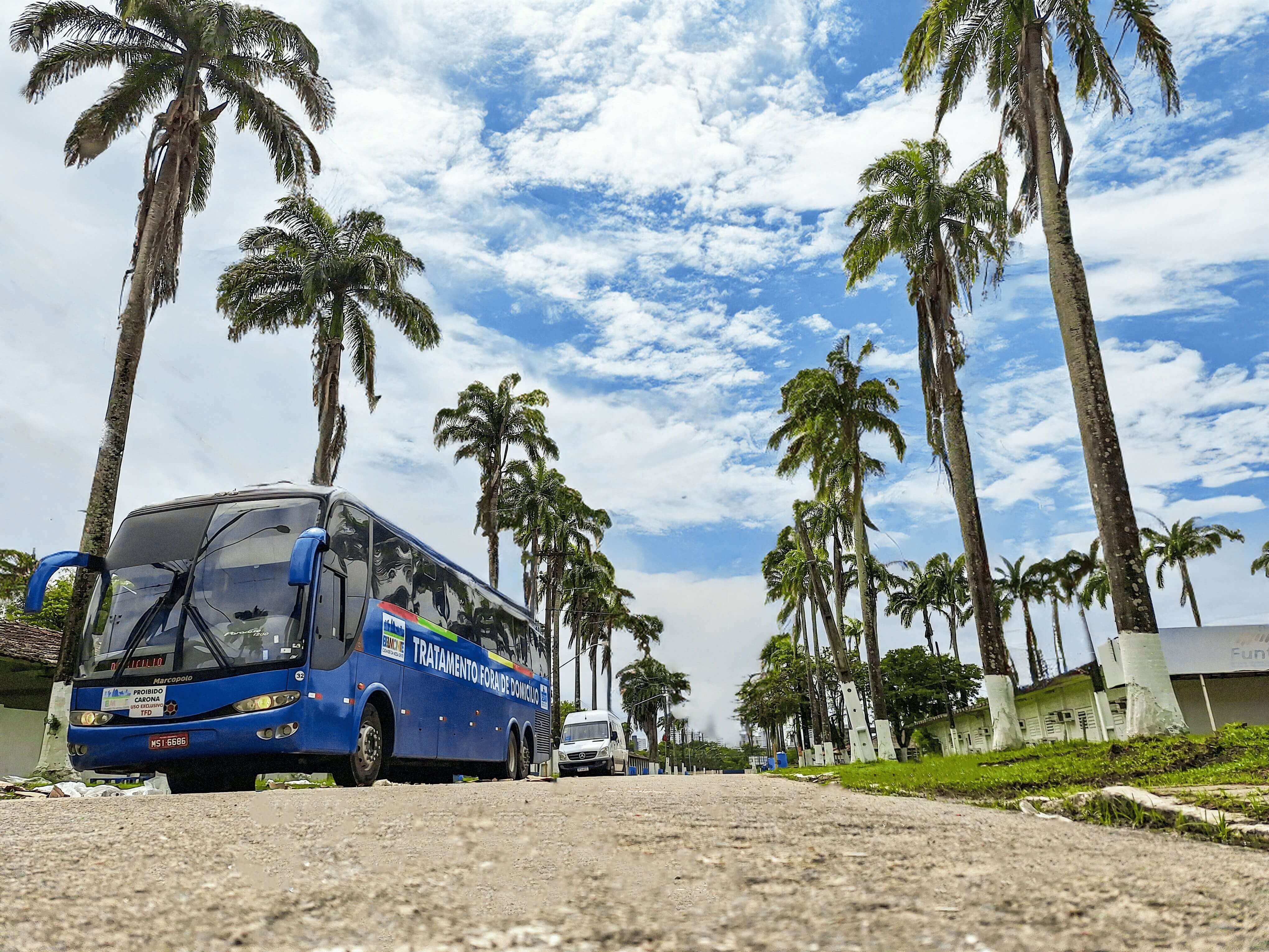 Ônibus azul estacionado no pátio da EPTI