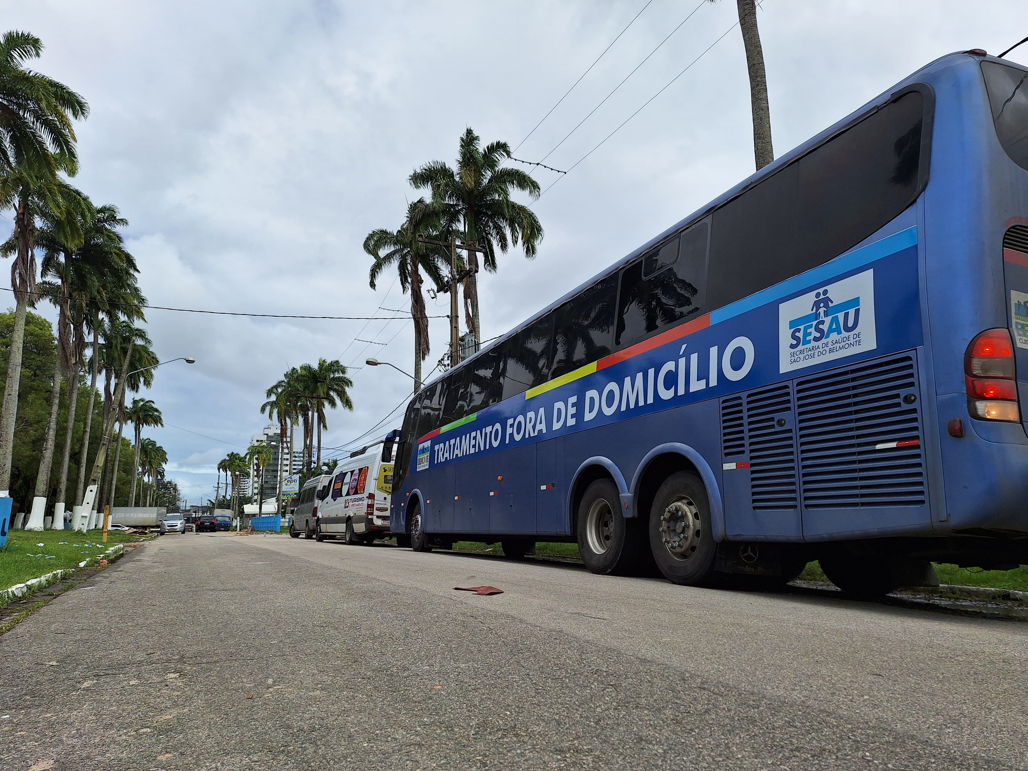Ônibus azul estacionado no pátio da EPTI