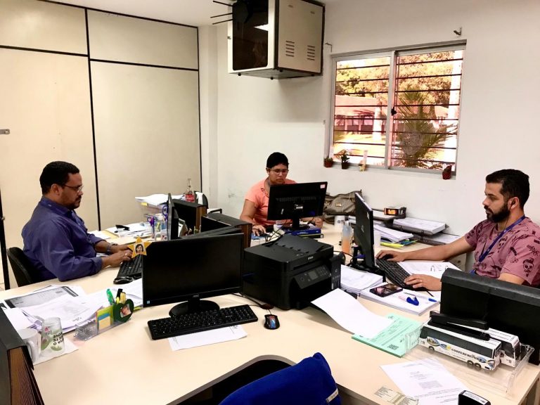 Colaboradores da EPTI exercendo as suas atividades