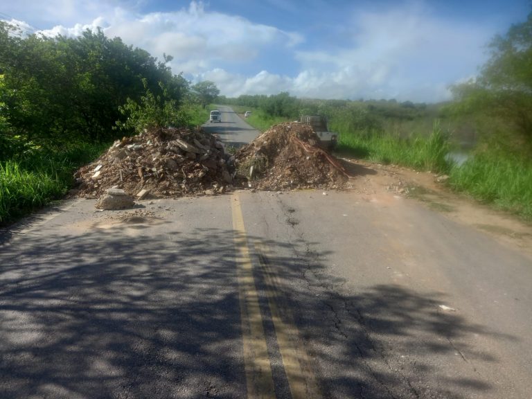 Trecho da PE-050 interditado