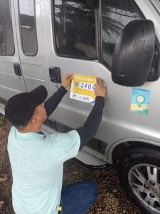 Colaborador realizando o processo de etiquetagem em van