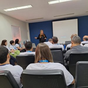 Colaboradores da EPTI assistindo a uma palestra no auditório da empresa