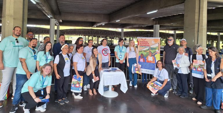 Colaboradores da EPTI em terminal rodoviário realizando a entrega das Cartilhas de Gratuidade