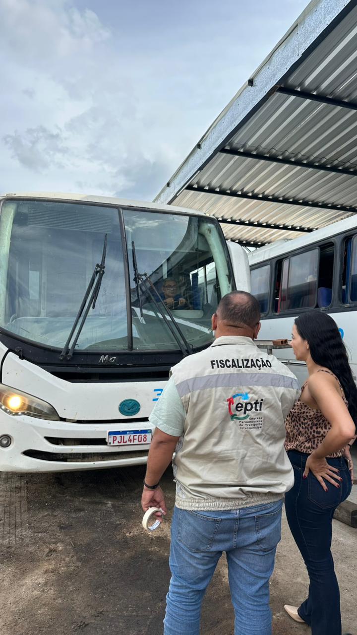 Colaborador da EPTI realizando uma fiscalização