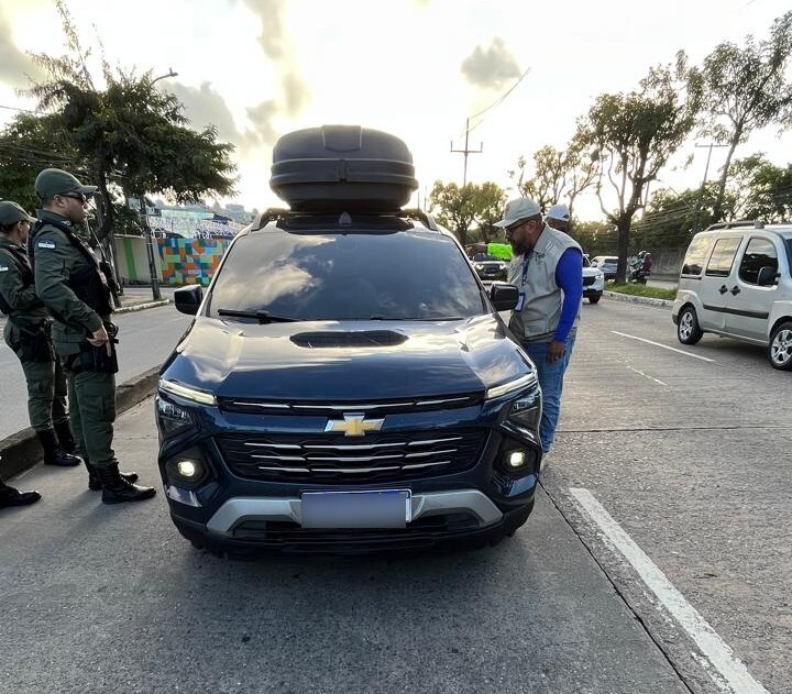 Veículo sendo fiscalizado