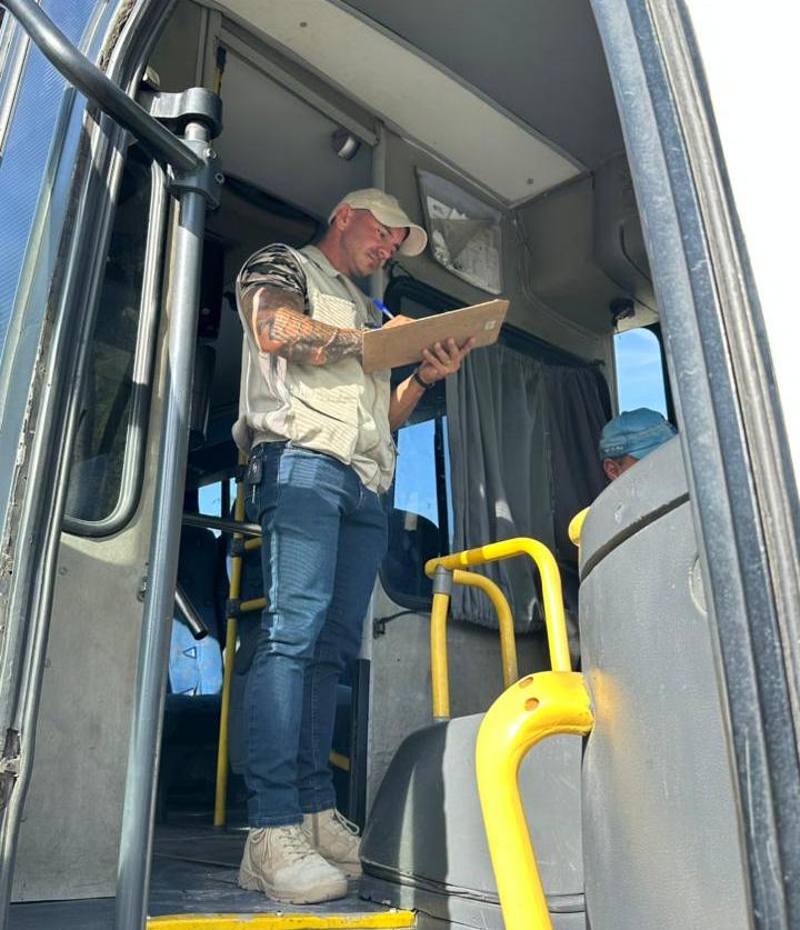 Colaborador da EPTI vistoriando veículo